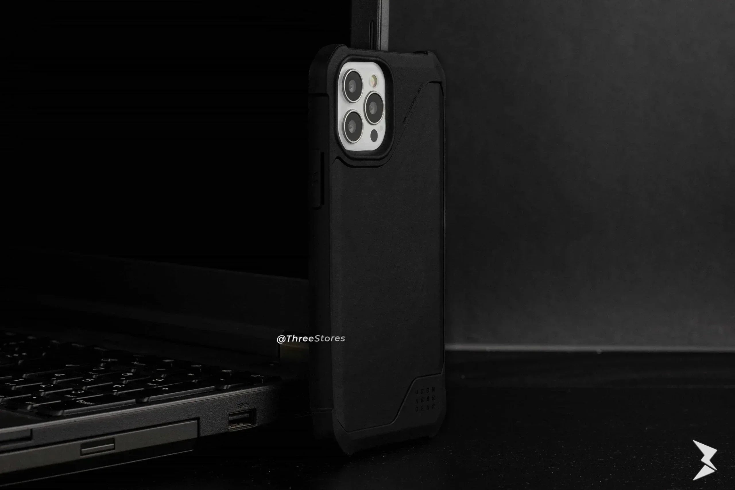 UAG Metropolis Leather Case iPhone 12 / 12 Pro - Three