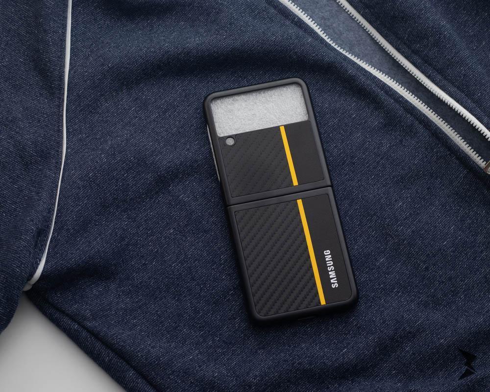 Carbon Case Samsung Z Flip 4 - Three