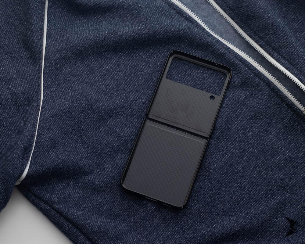 Carbon Case Samsung Z Flip 4 - Three