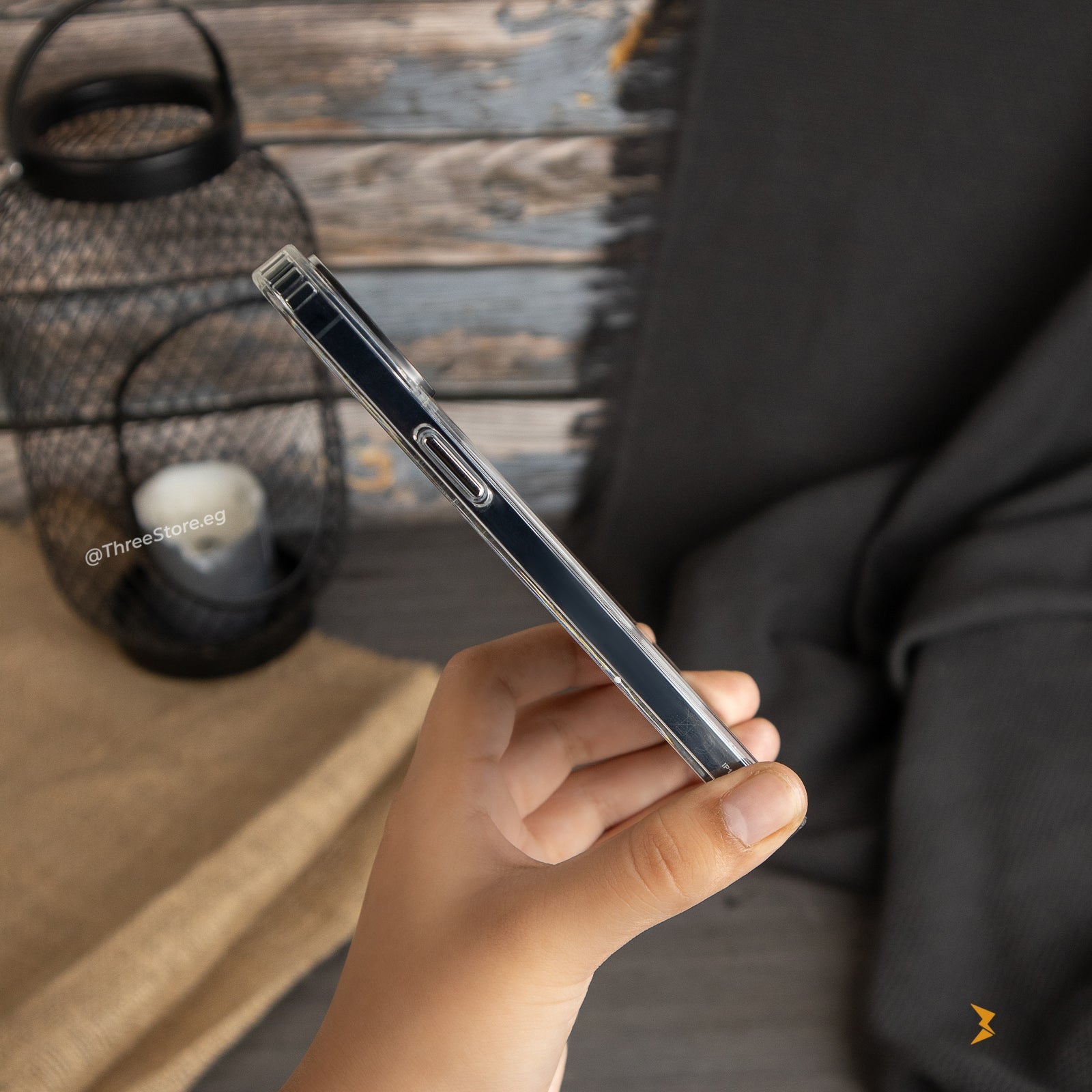 جراب شيرفورس الشفاف الذي يسمح بظهور جمال تصميم هاتف ايفون 13 برو ماكس