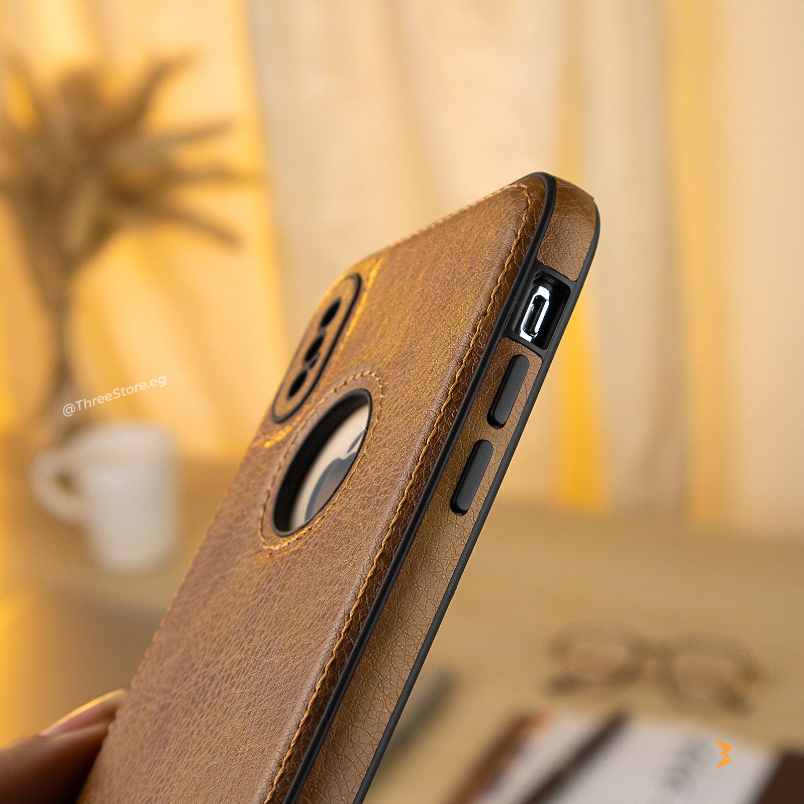 جراب iPhone X الجلدي يتميز بخامات عالية الجودة ليحمي هاتفك من الخدوش