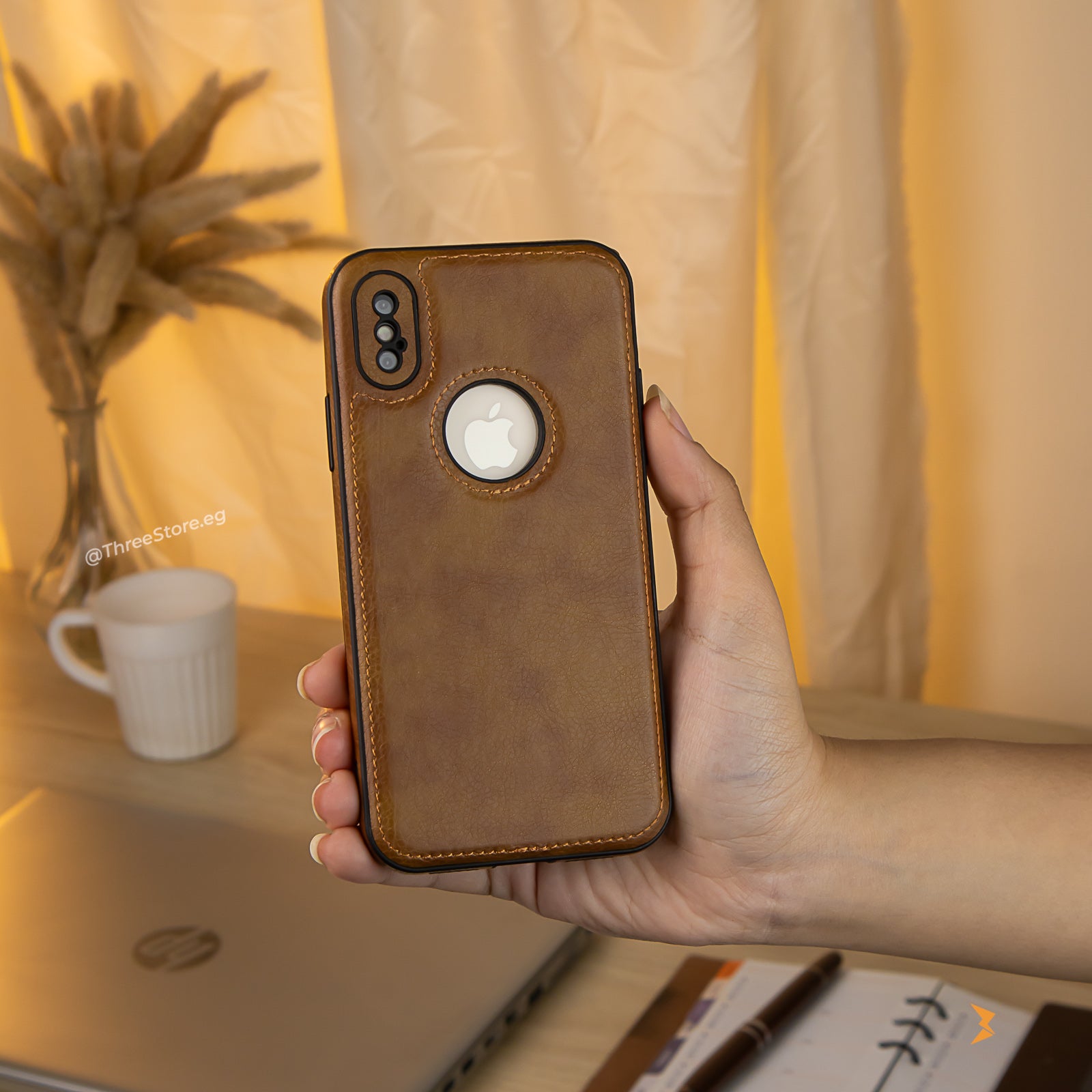 جراب iPhone X الجلدي يتميز بخامات عالية الجودة ليحمي هاتفك من الخدوش