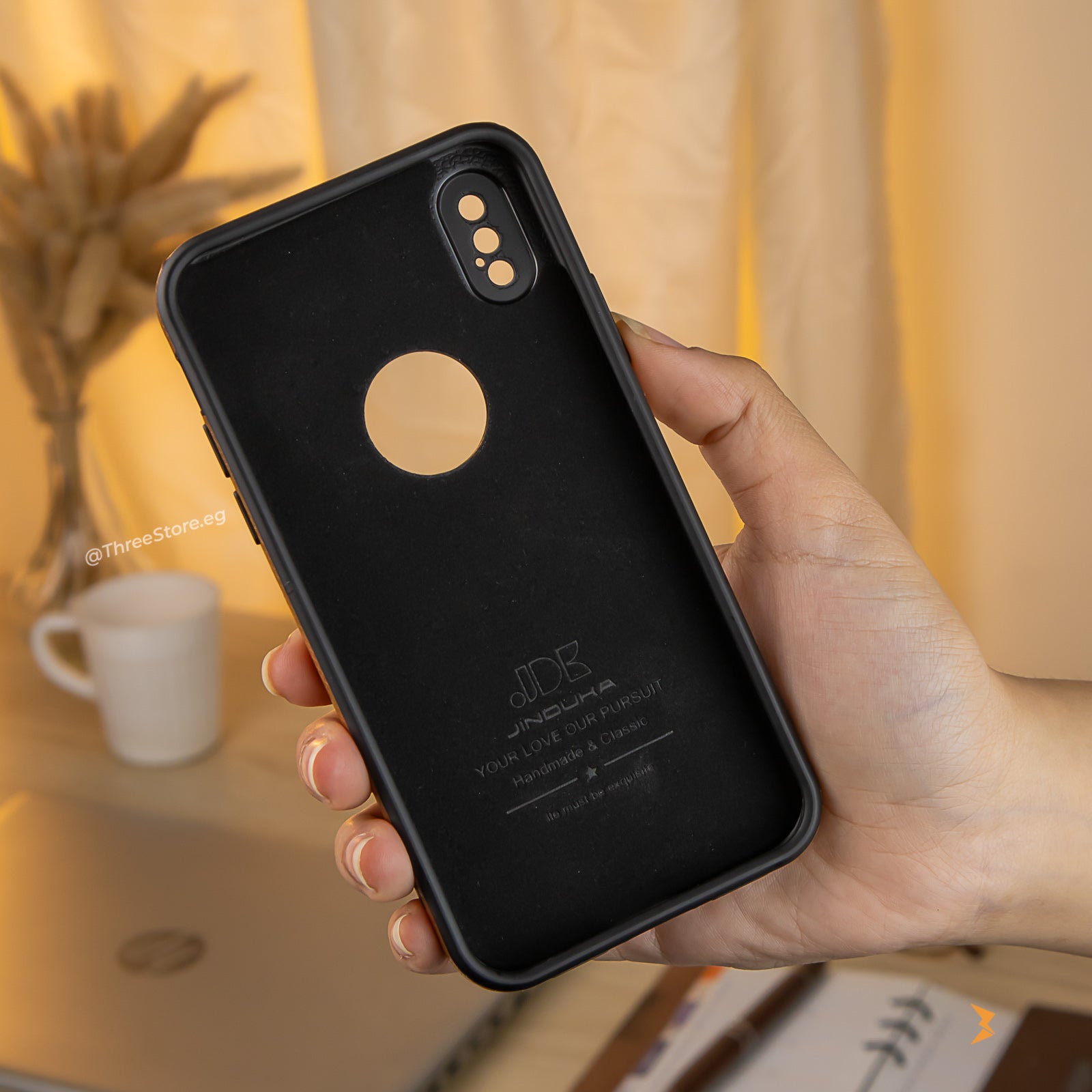 جراب iPhone X الجلدي يتميز بخامات عالية الجودة ليحمي هاتفك من الخدوش