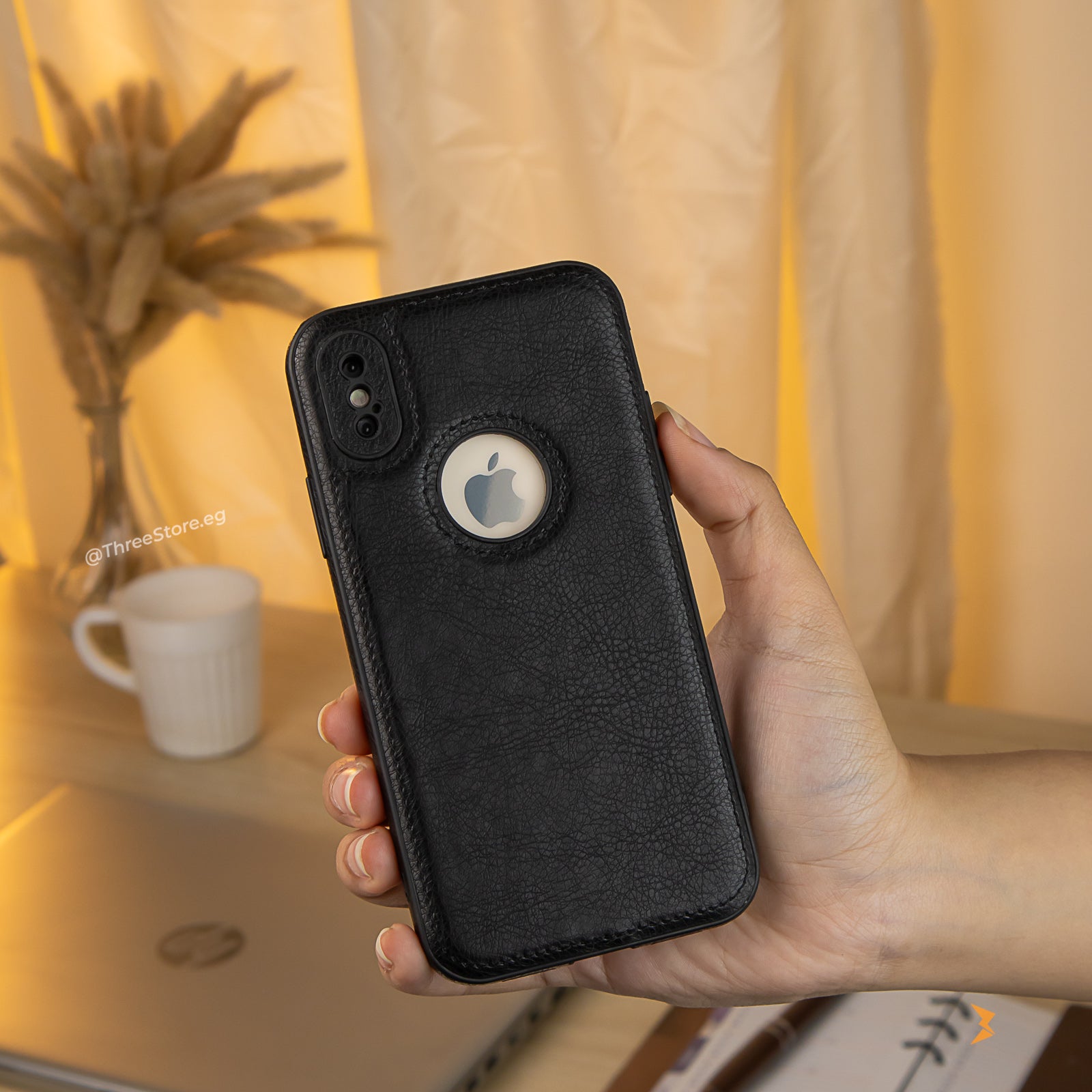 جراب iPhone X الجلدي يتميز بخامات عالية الجودة ليحمي هاتفك من الخدوش