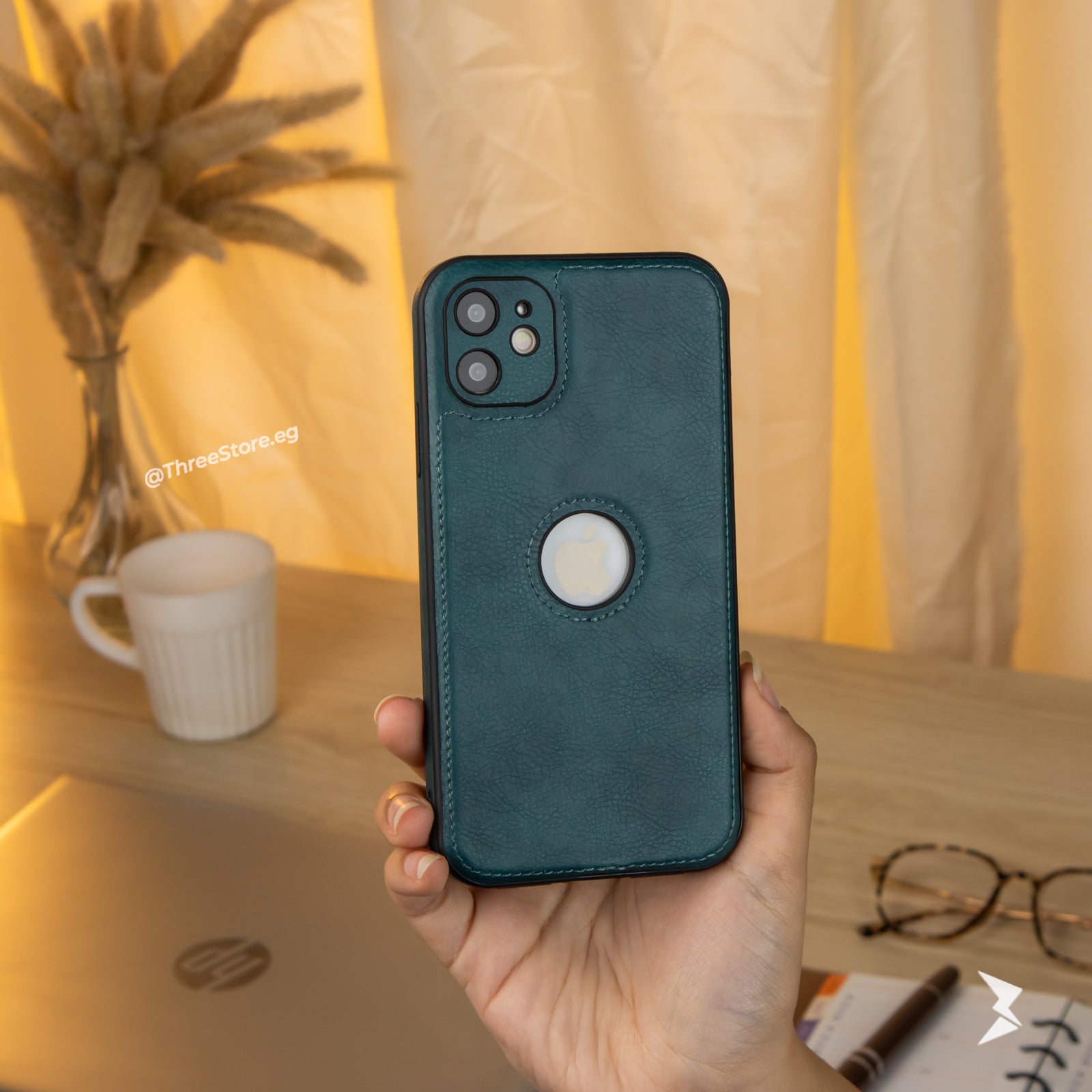 جراب ايفون 11 الجلدي الرئع باللون البنفسجي