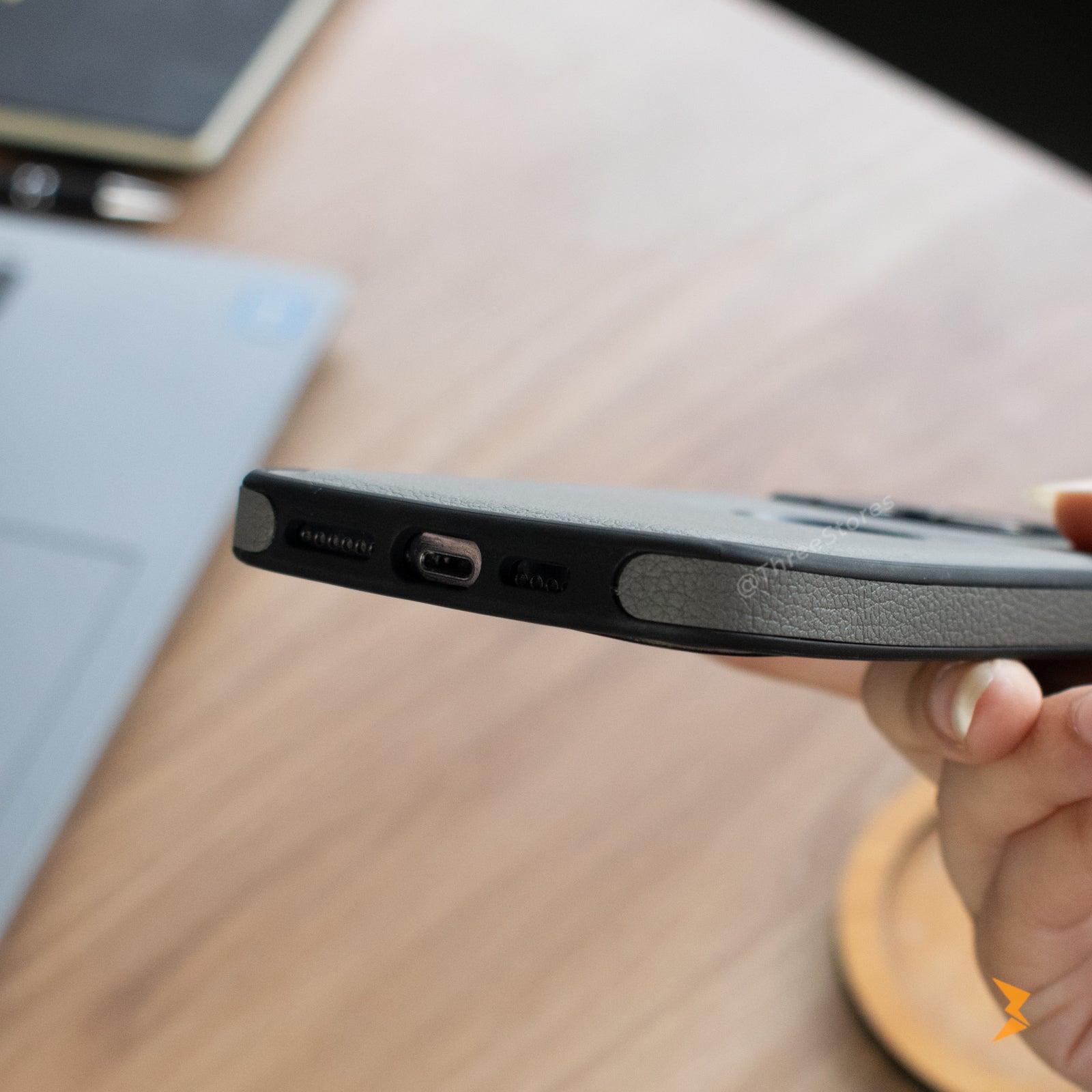 Classic All Around Leather Case iPhone 15 Pro Max