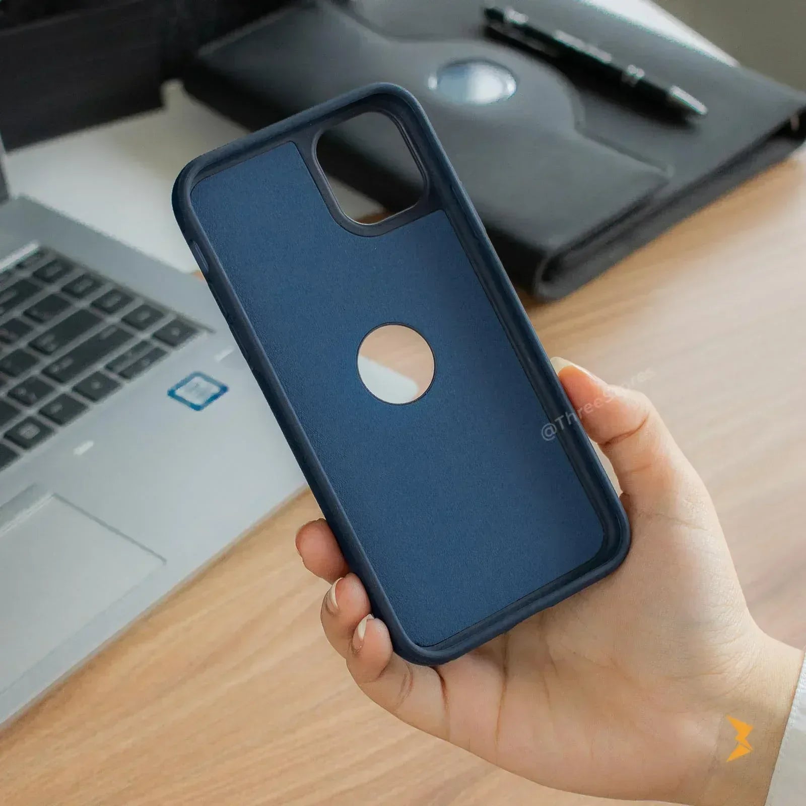 Classic All Around Leather Case iPhone 11 - Three