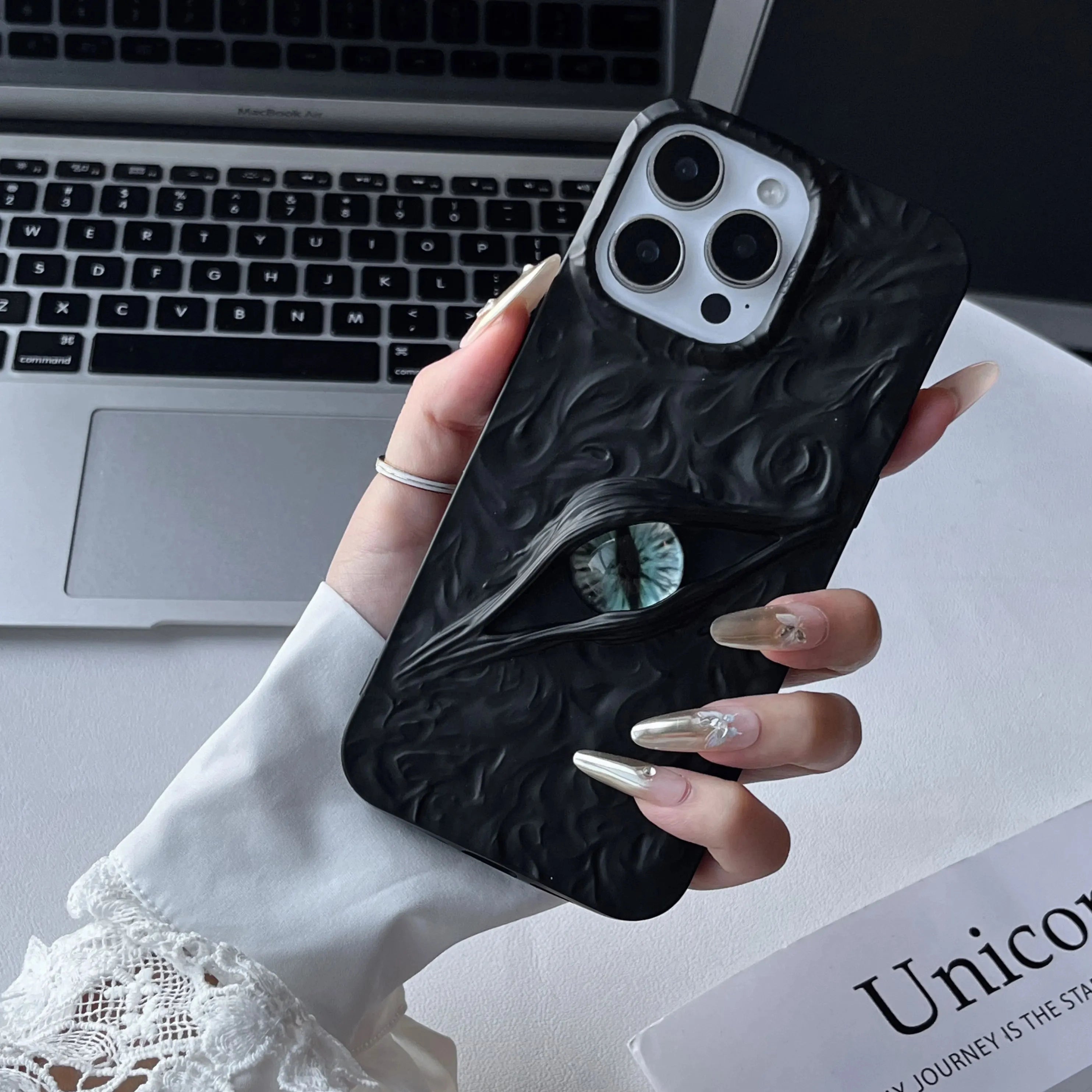 Feral Eye Case iPhone 16 Pro Max