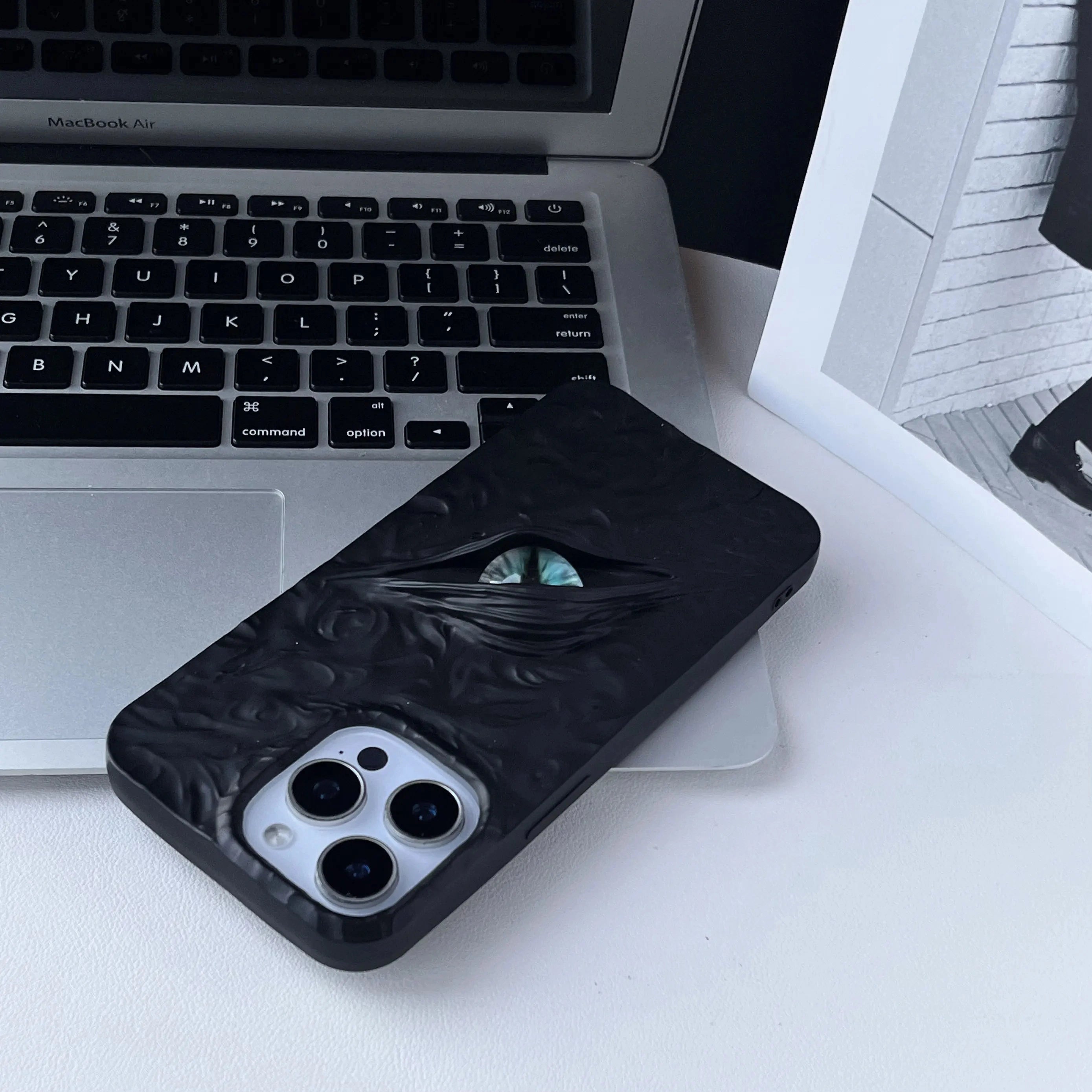 Feral Eye Case iPhone 16 Pro Max