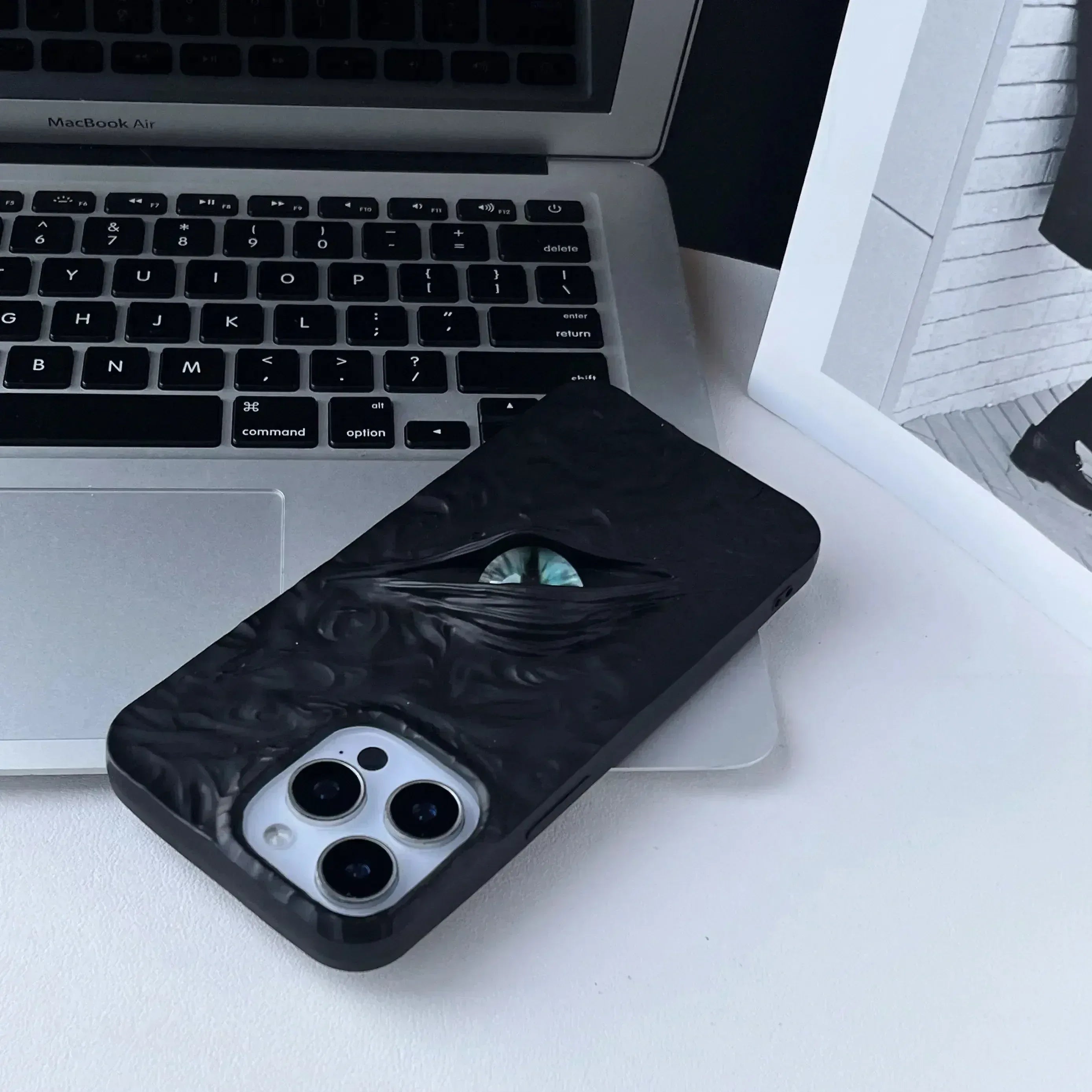 Feral Eye Case iPhone 16 Pro Max - Three