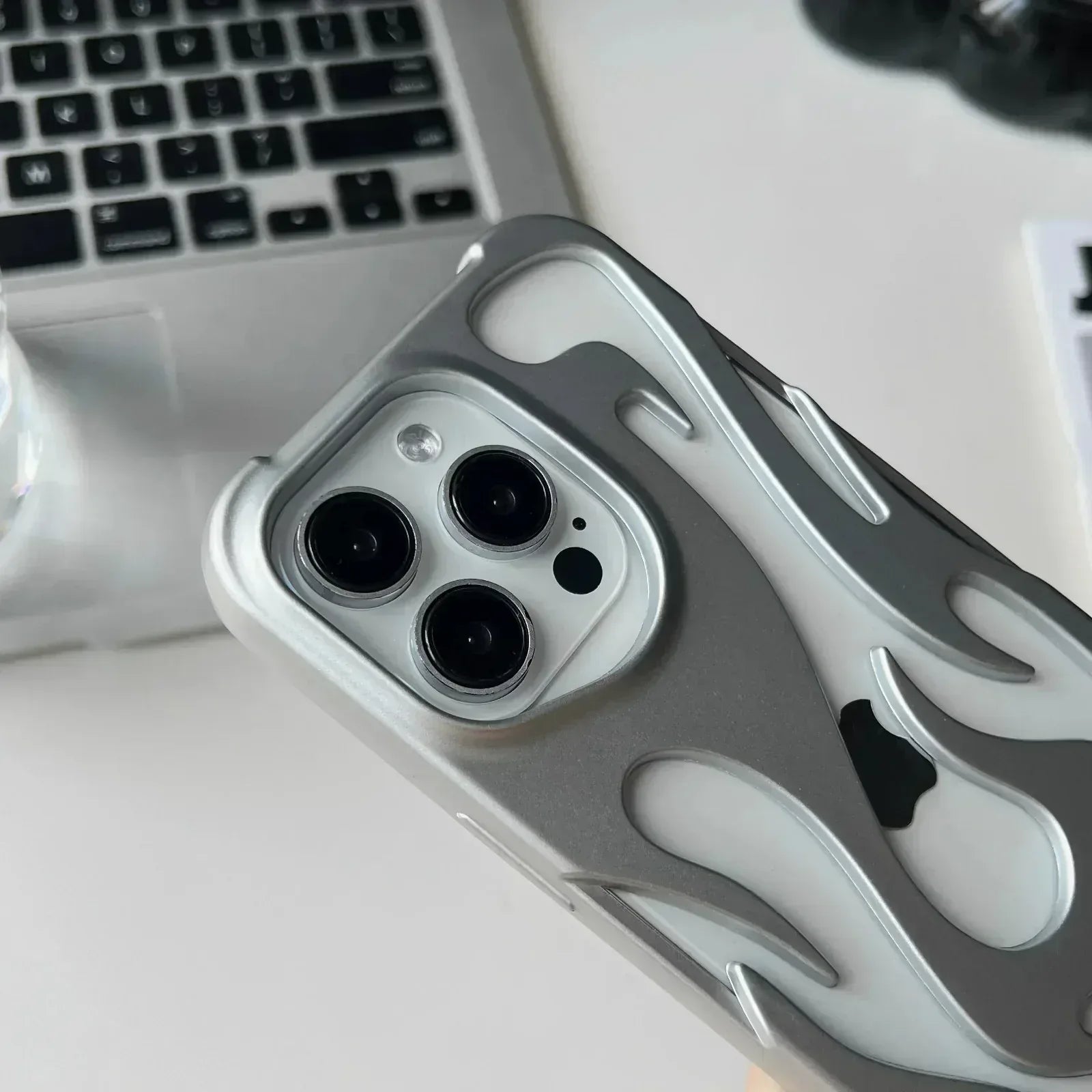 Flame Case iPhone 16 Pro - Three