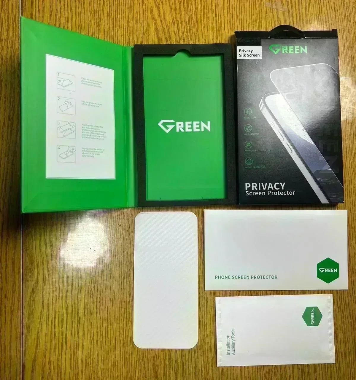 Green Privacy Screen Protector iPhone 16 Pro - Three
