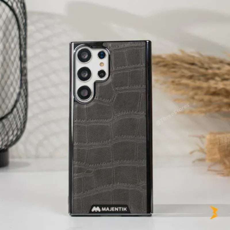 Majentik Rock Leather Case Samsung S22 Ultra - Three