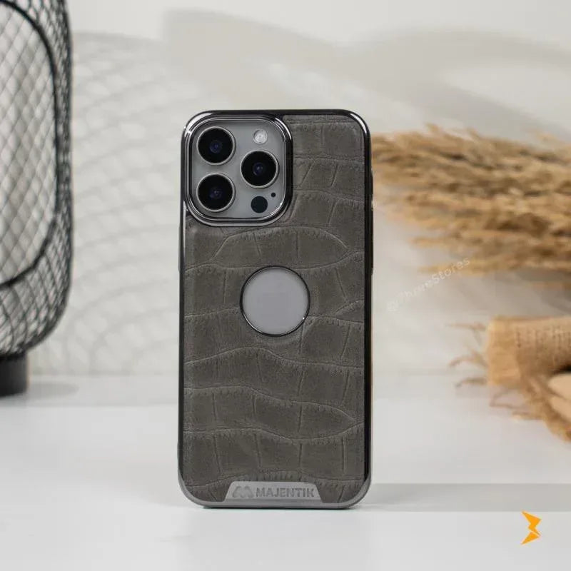 Majentik Rock Leather Case iPhone 15 Pro Max - Three