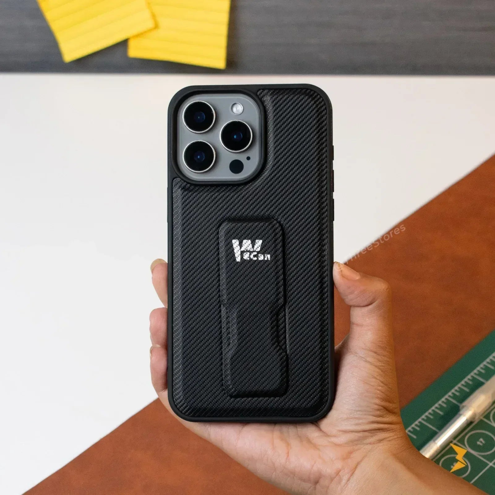 WeCan Carbon Grip Case iPhone 15 Pro Max - Three