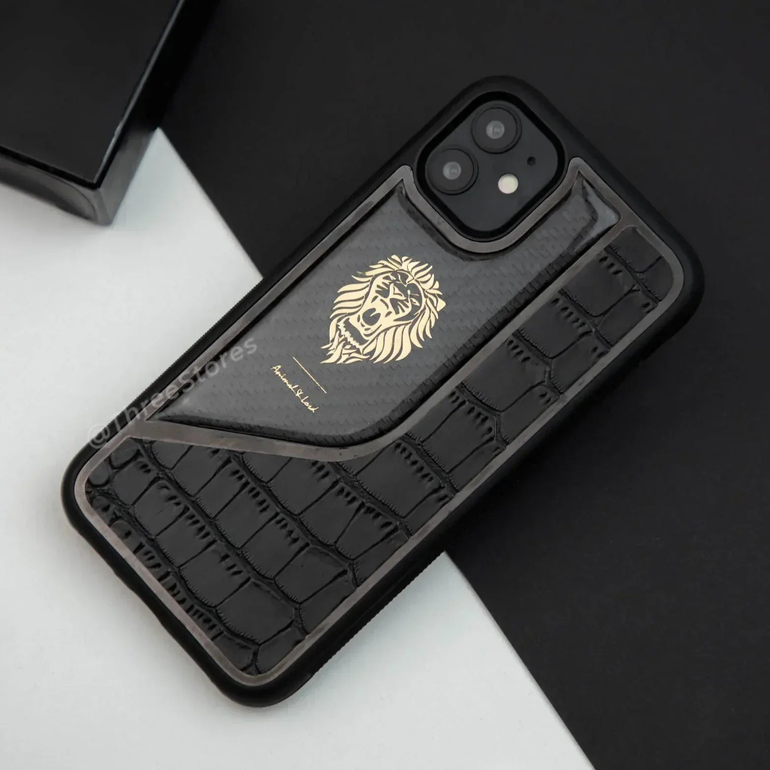 Iron Lion Leather Case iPhone 11 - Three