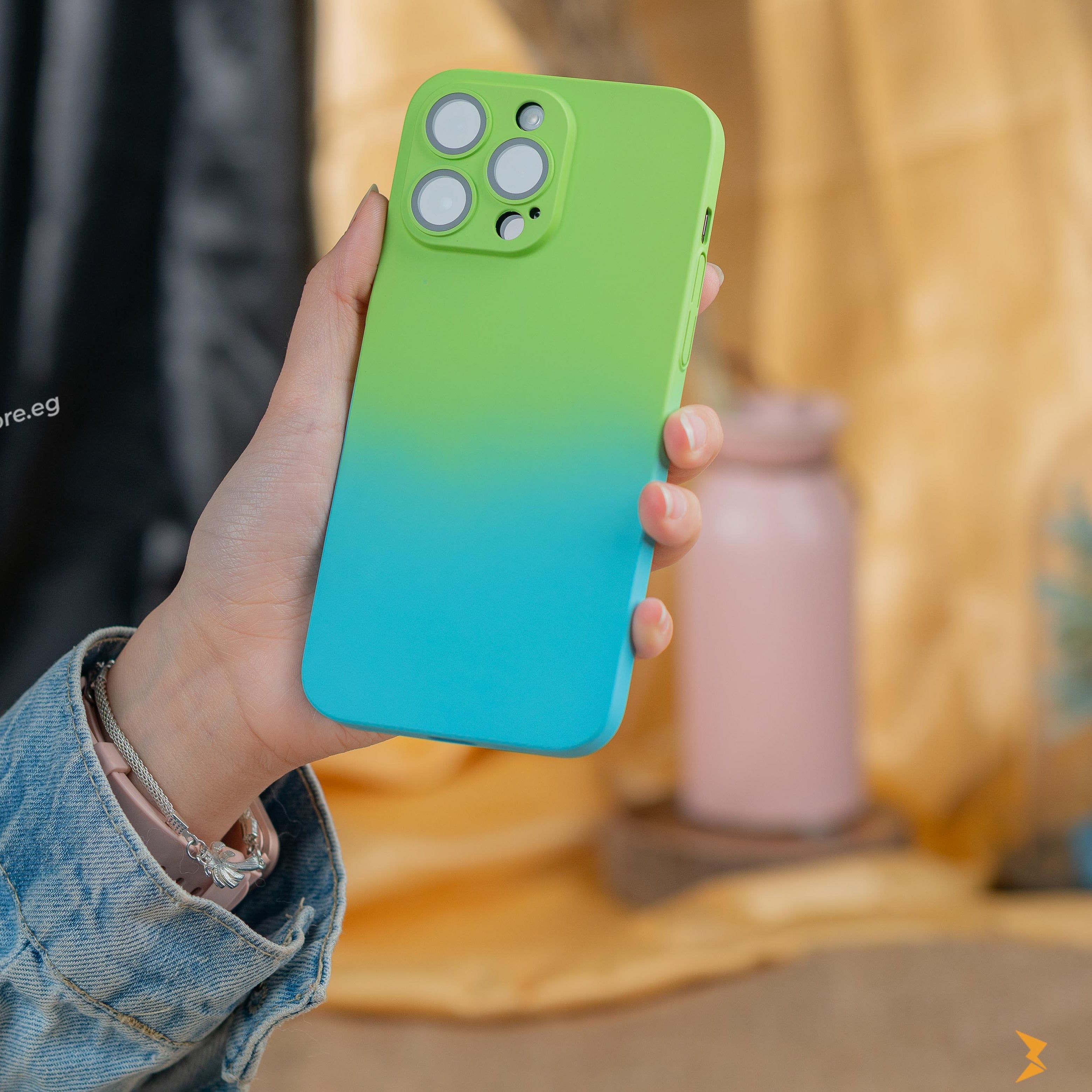 جراب بتصميم مميز بألوان مدمجه تضفي لمسة جمالية وأنيقة إلى هاتف iPhone 12 Pro