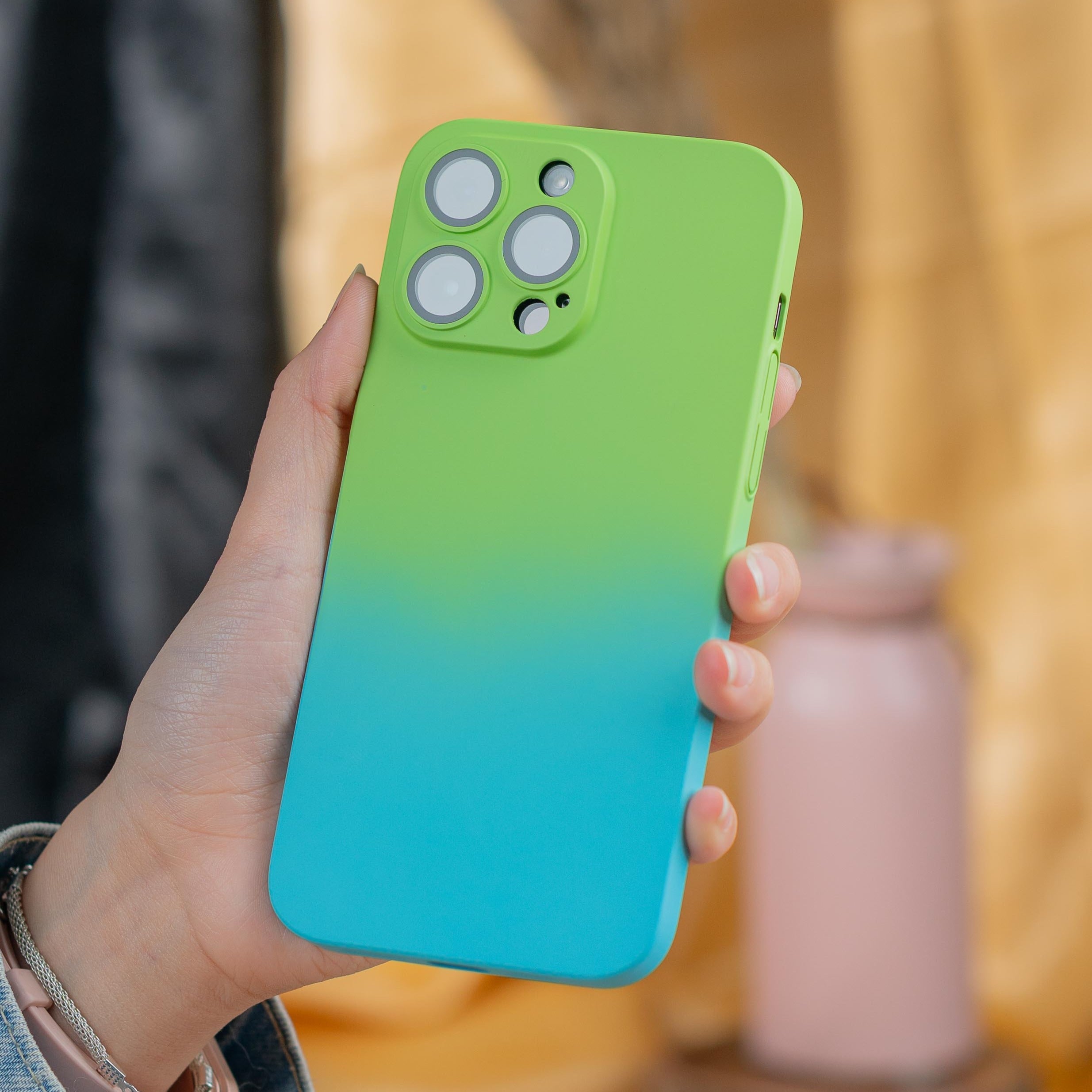 جراب بتصميم مميز بألوان مدمجه تضفي لمسة جمالية وأنيقة إلى هاتف iPhone 14 Pro