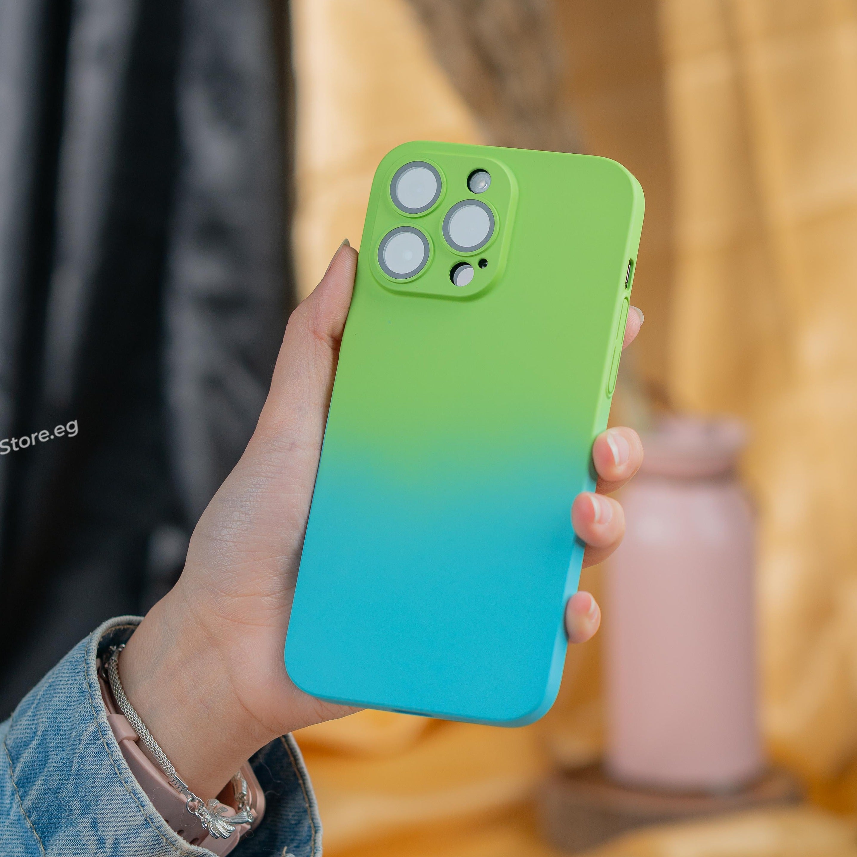 جراب بتصميم مميز بألوان مدمجه تضفي لمسة جمالية وأنيقة إلى هاتف iPhone 13 Pro