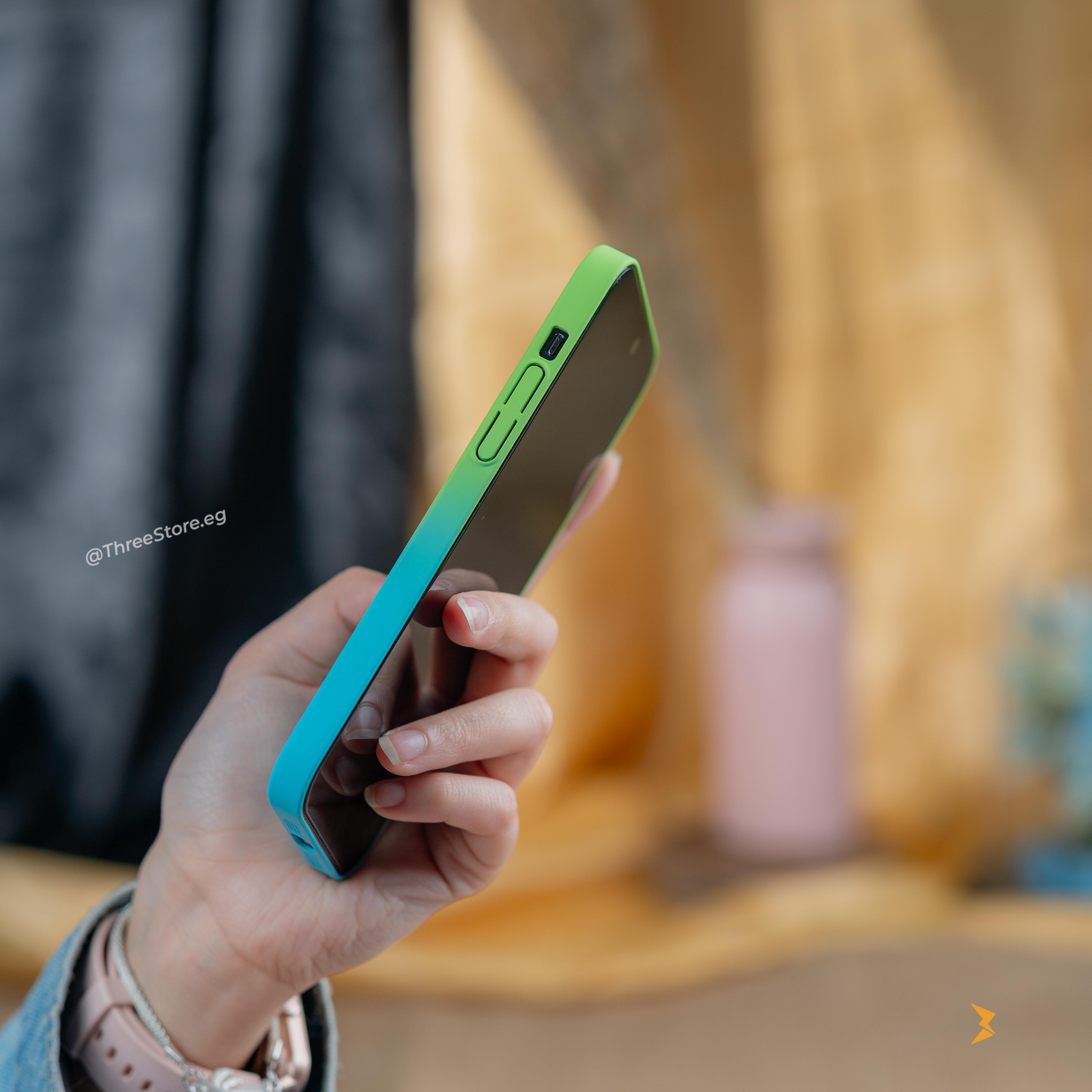 جراب بتصميم مميز بألوان مدمجه تضفي لمسة جمالية وأنيقة إلى هاتف iPhone 13 Pro