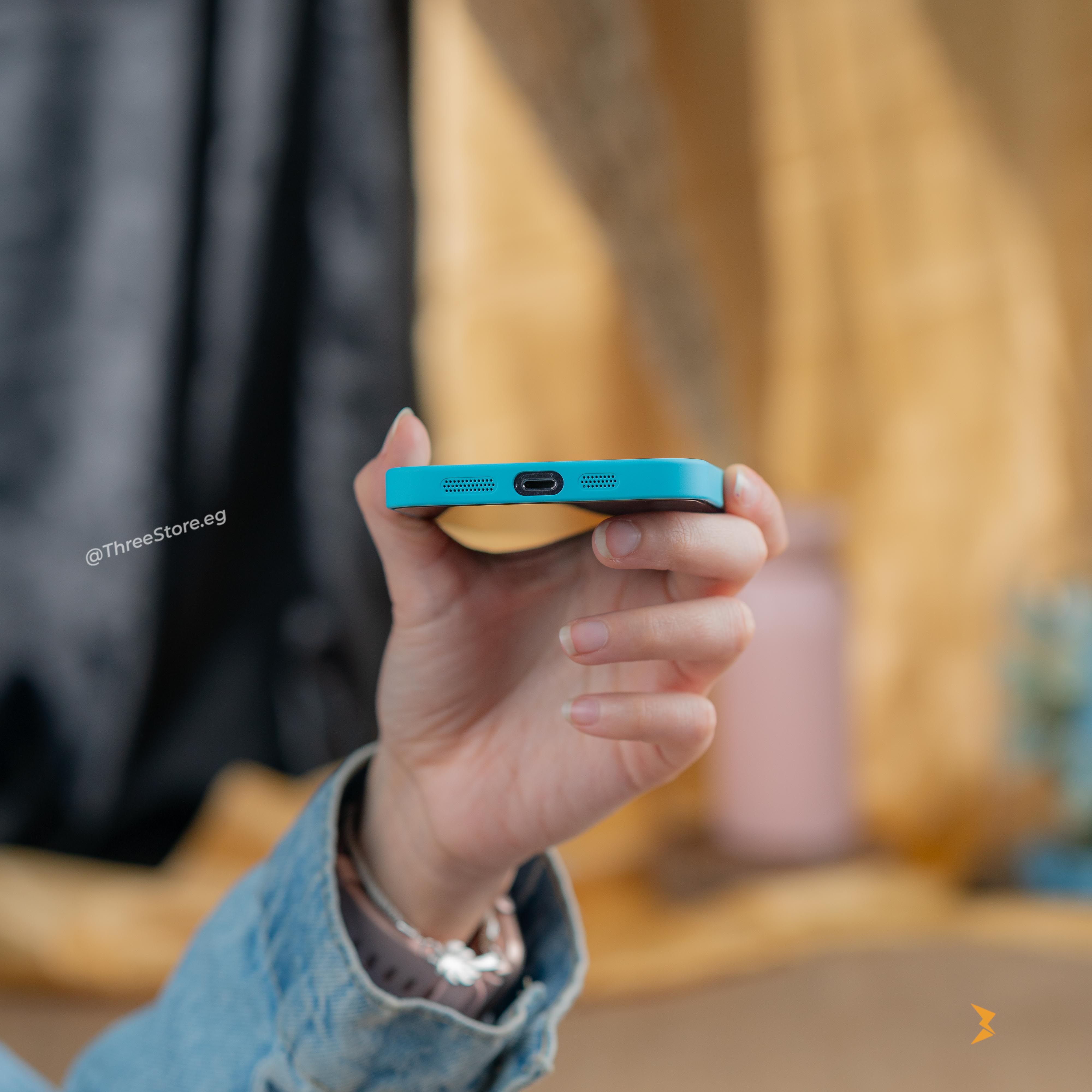 جراب بتصميم مميز بألوان مدمجه تضفي لمسة جمالية وأنيقة إلى هاتف iPhone 13 Pro