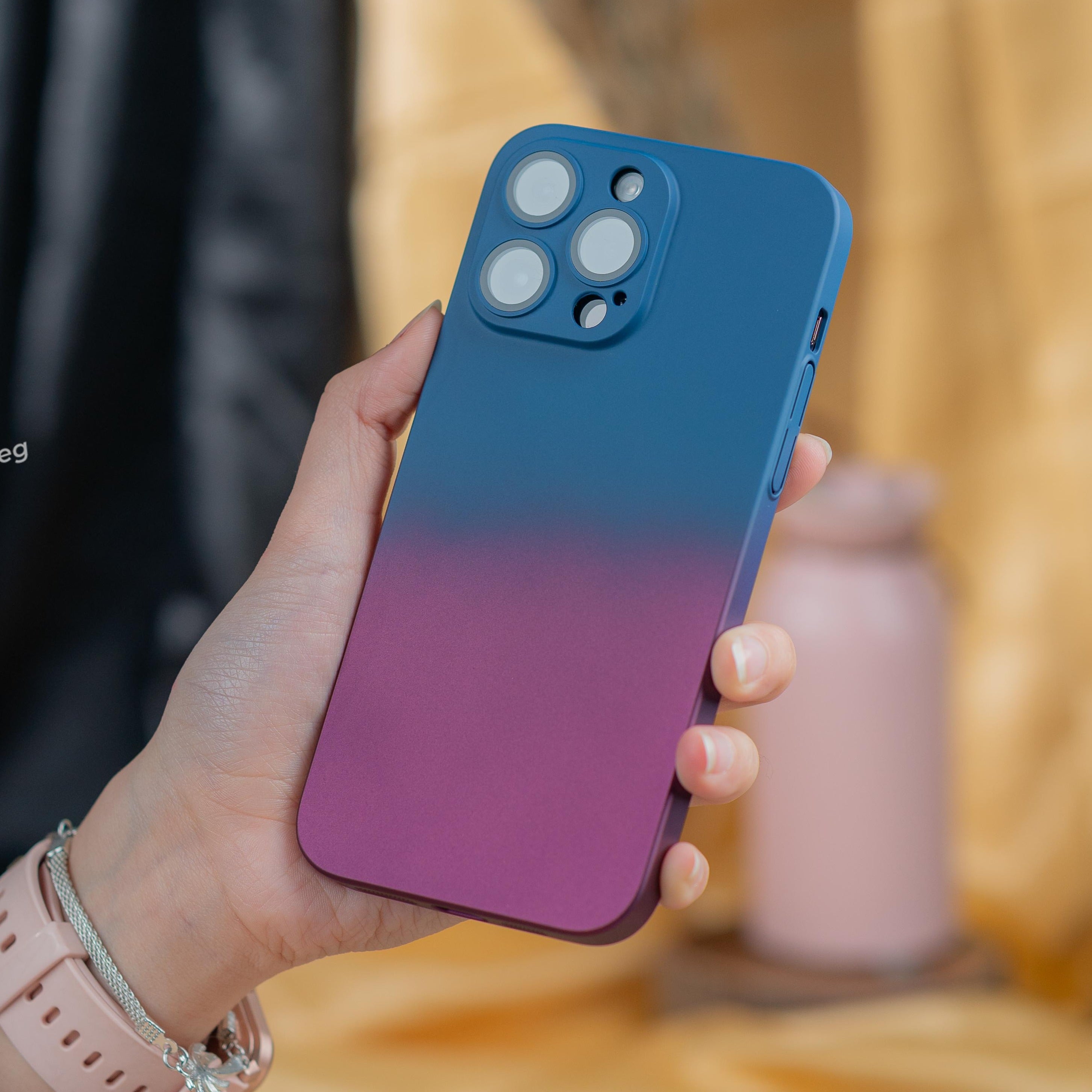 جراب بتصميم مميز بألوان مدمجه تضفي لمسة جمالية وأنيقة إلى هاتف iPhone 14 Pro