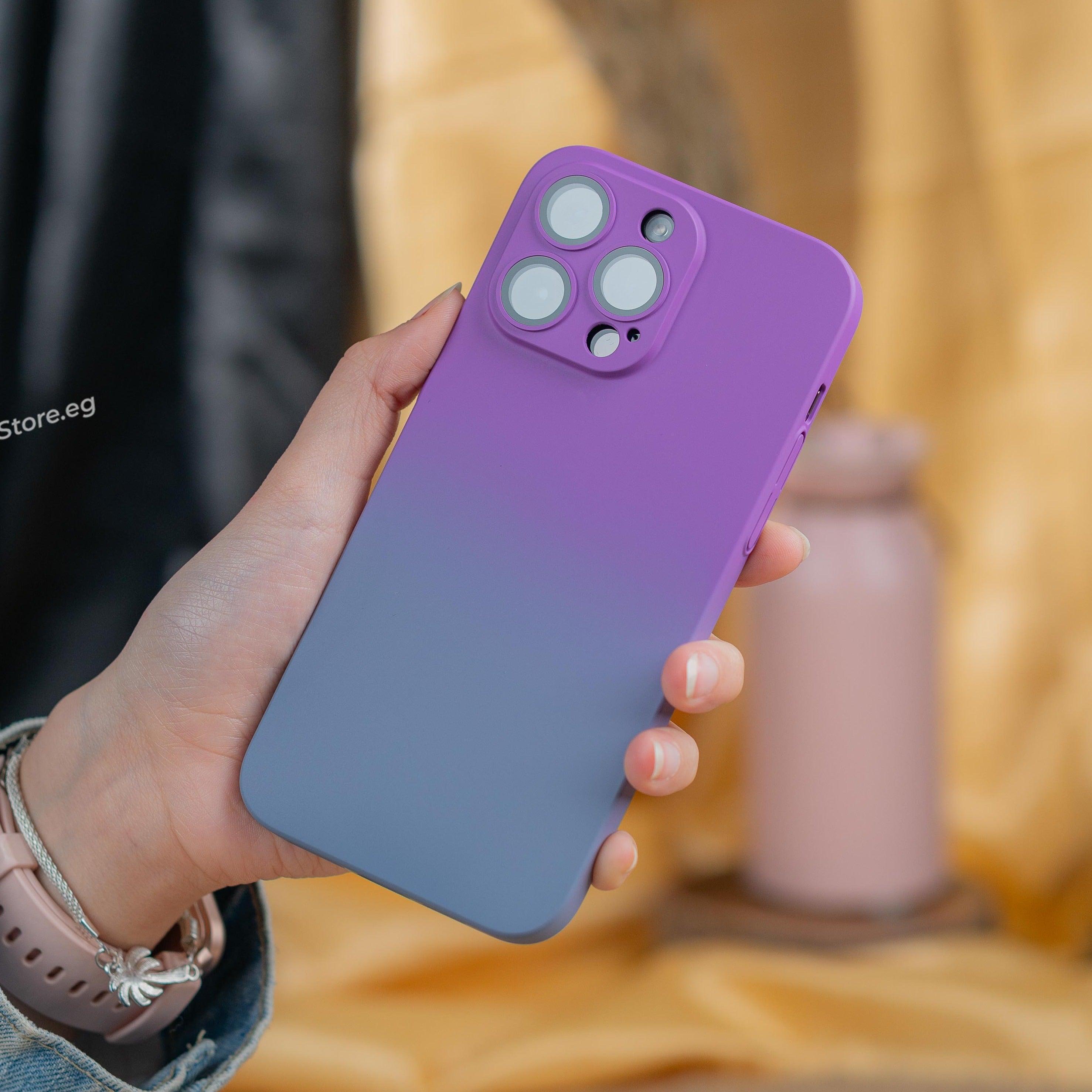 جراب بتصميم مميز بألوان مدمجه تضفي لمسة جمالية وأنيقة إلى هاتف iPhone 13 Pro