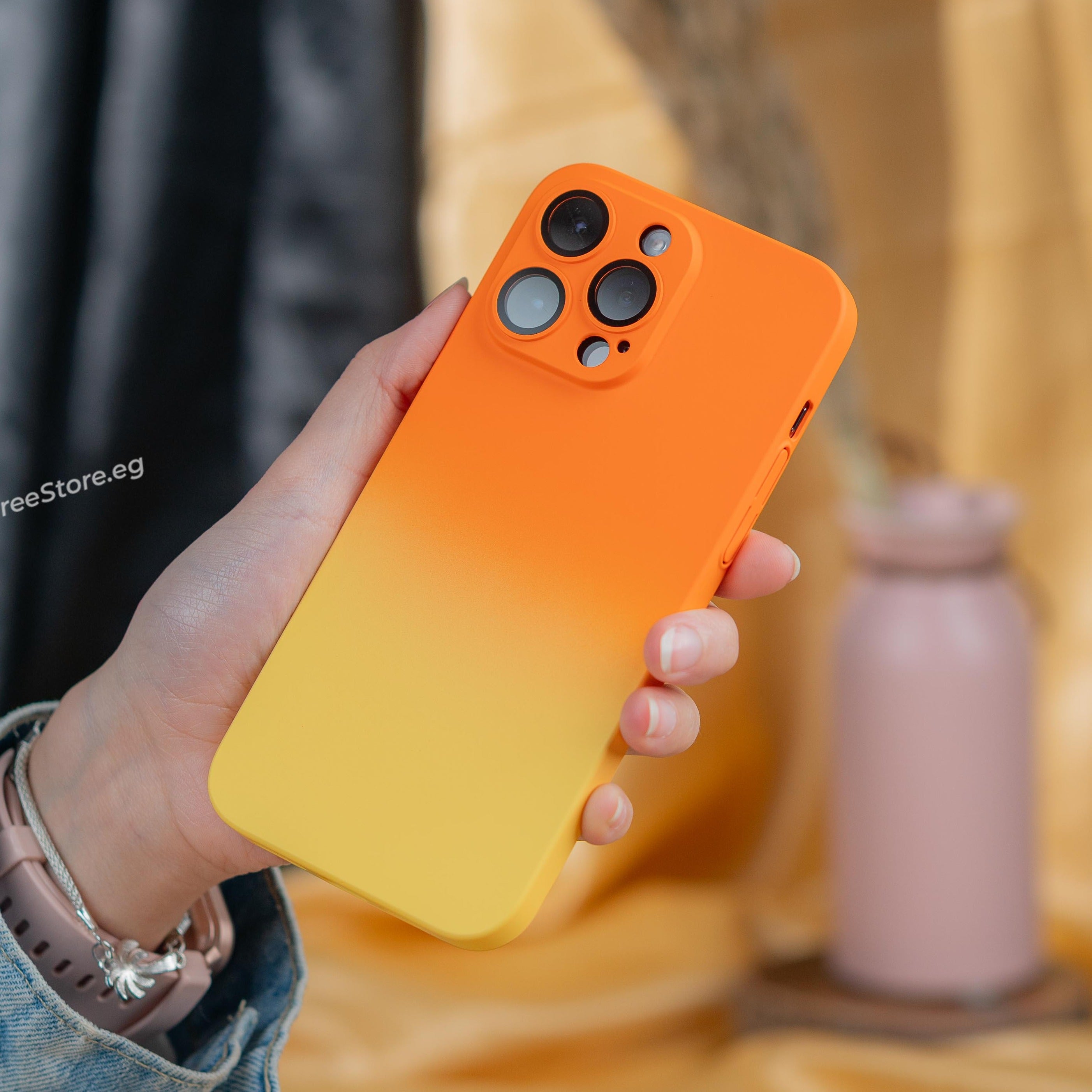 جراب بتصميم مميز بألوان مدمجه تضفي لمسة جمالية وأنيقة إلى هاتف iPhone 12 Pro