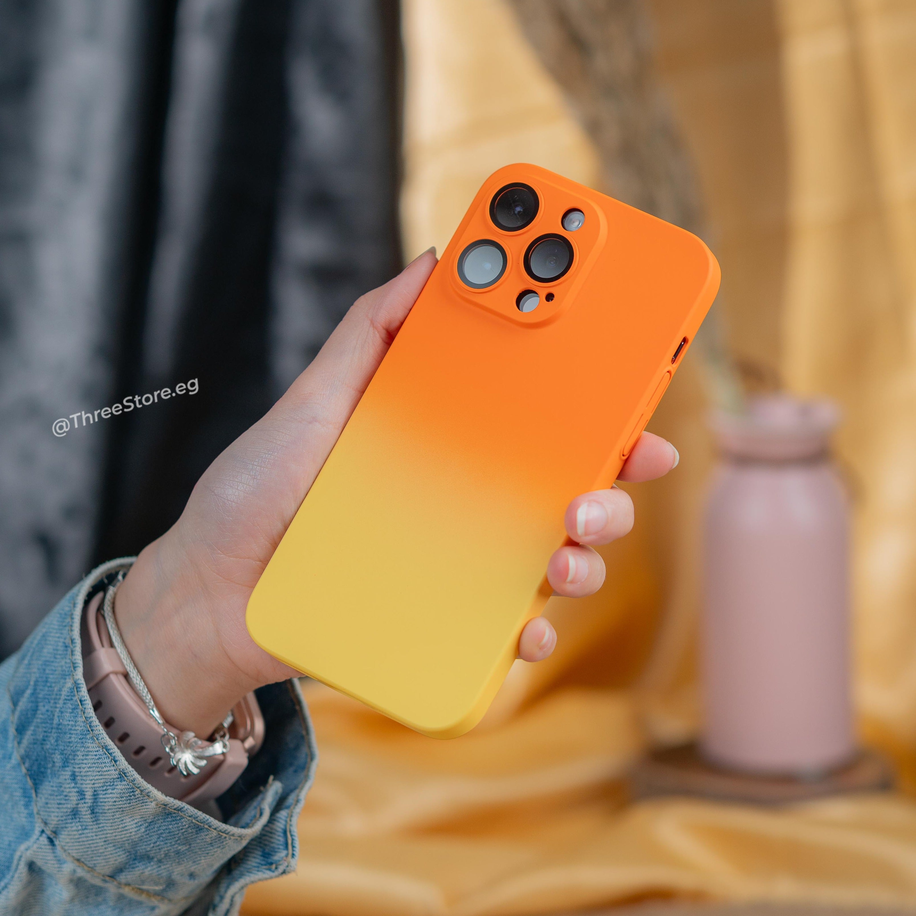 جراب بتصميم مميز بألوان مدمجه تضفي لمسة جمالية وأنيقة إلى هاتف iPhone 14 Pro