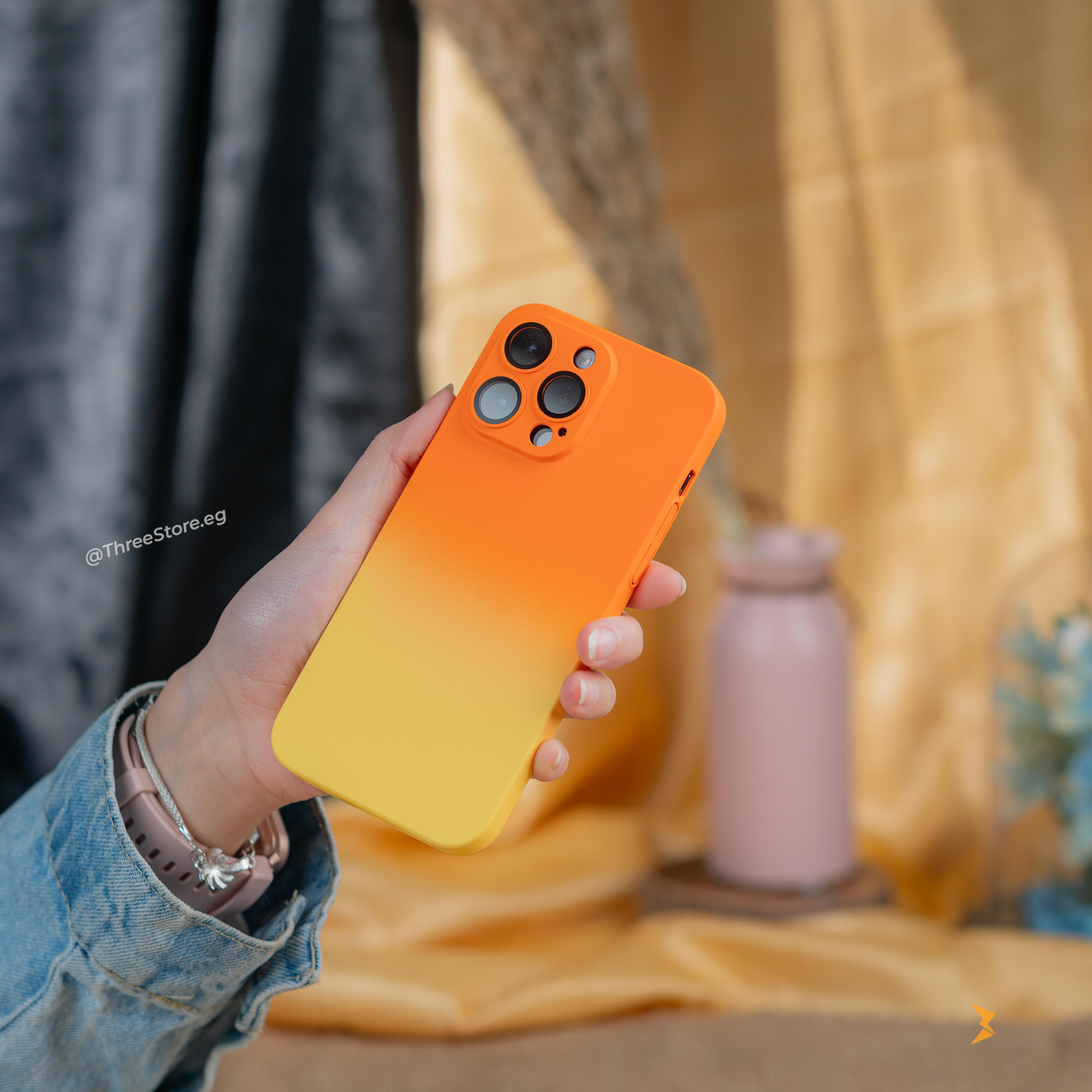 جراب بتصميم مميز بألوان مدمجه تضفي لمسة جمالية وأنيقة إلى هاتف iPhone 13 Pro