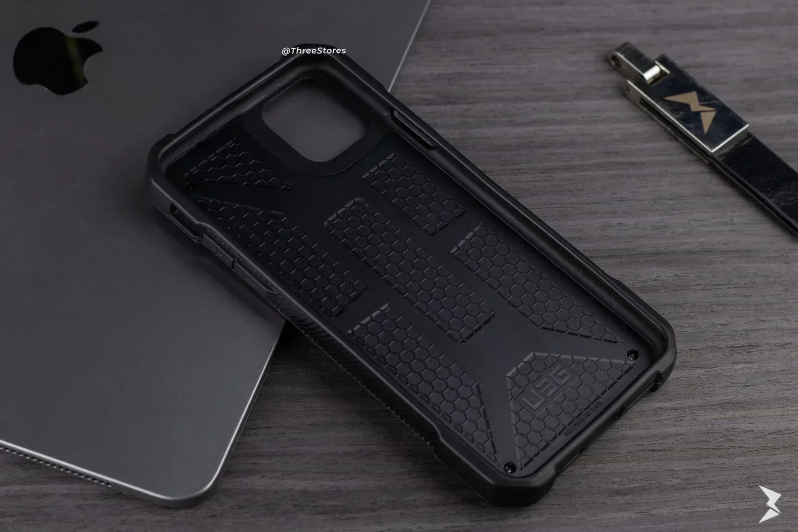 UAG Monarch Series Case iPhone 11 - Three