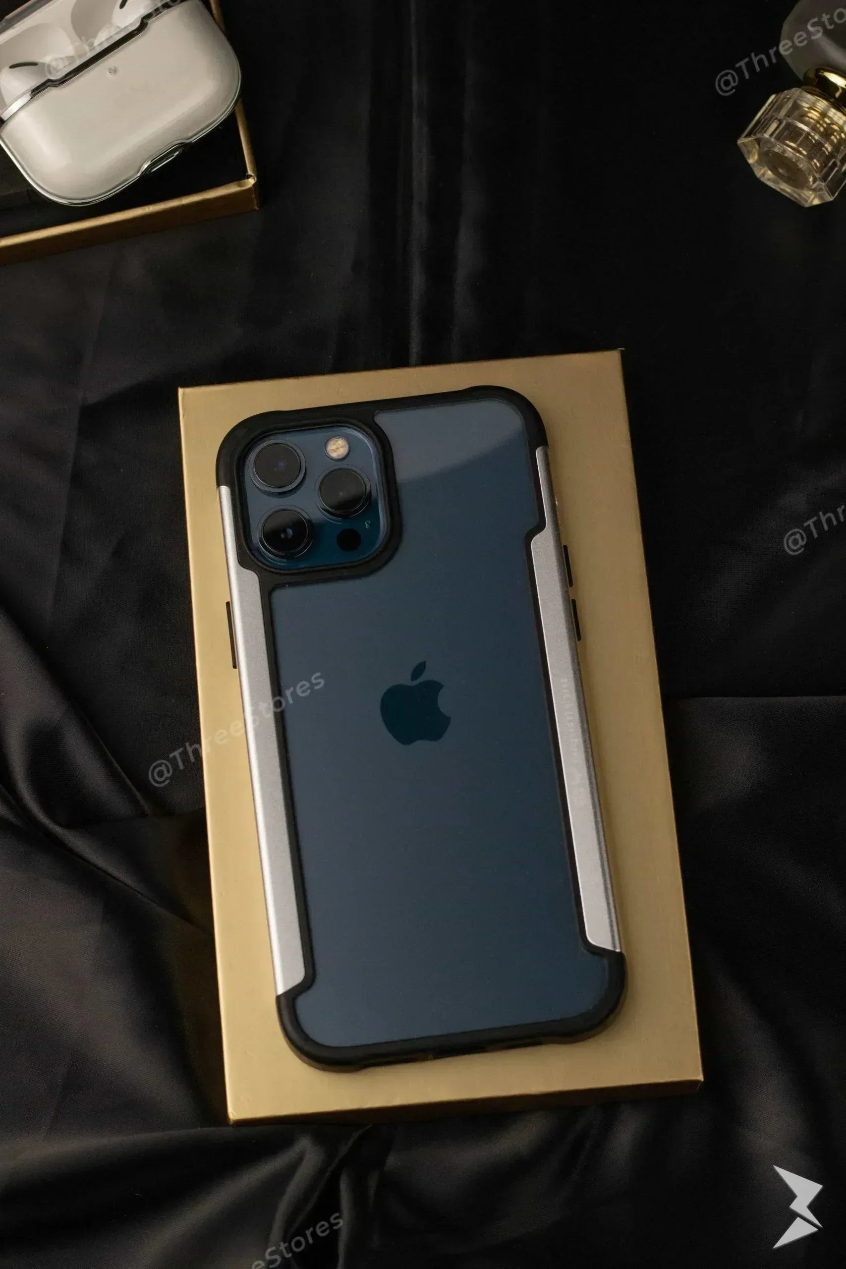 QY Yang Premium Glass Case iPhone 12 / 12 Pro - Three